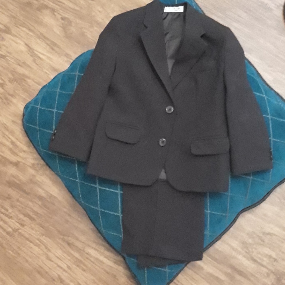Suit - Picture 3 of 4
